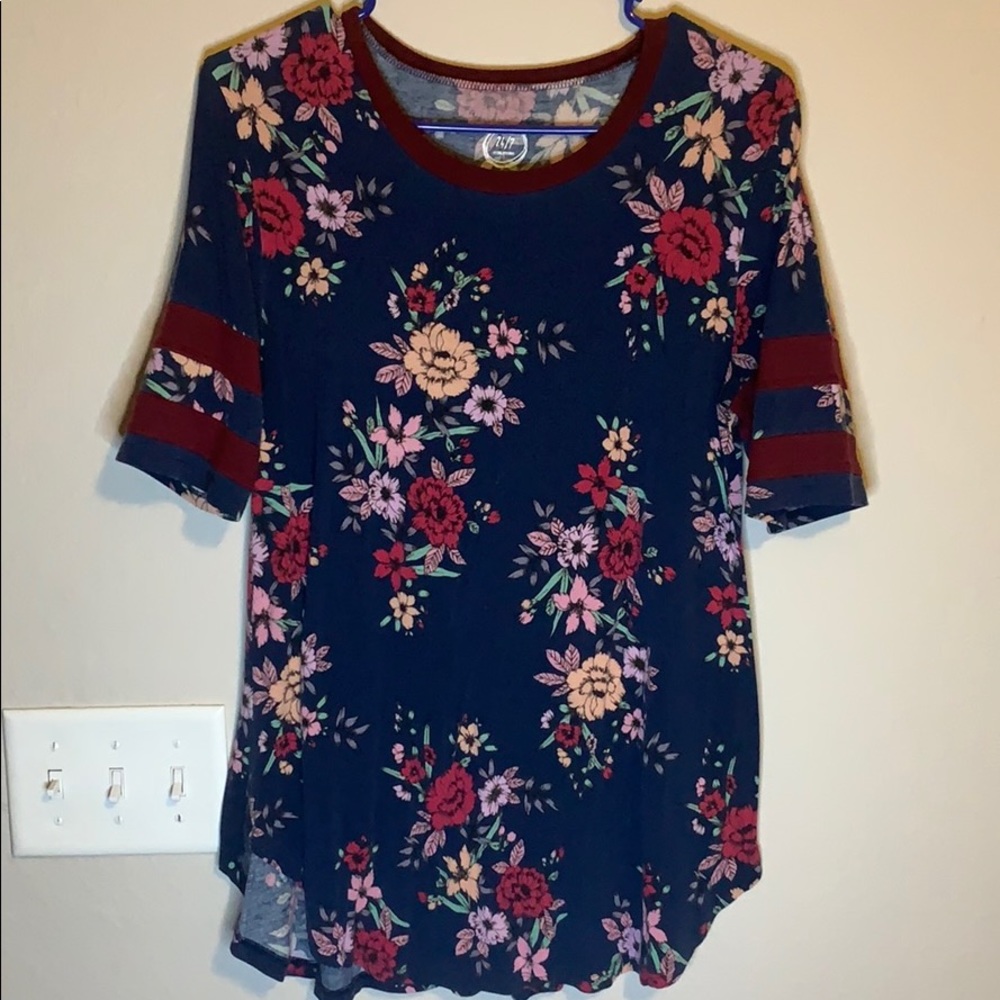 Maurices Short Sleeve Shirt Medium